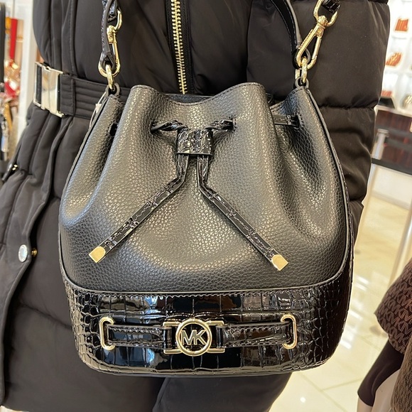 MICHAEL KORS 
Reed Medium Pebbled Leather Belted Bucket Messenger Satchel Crossb - Picture 6 of 16